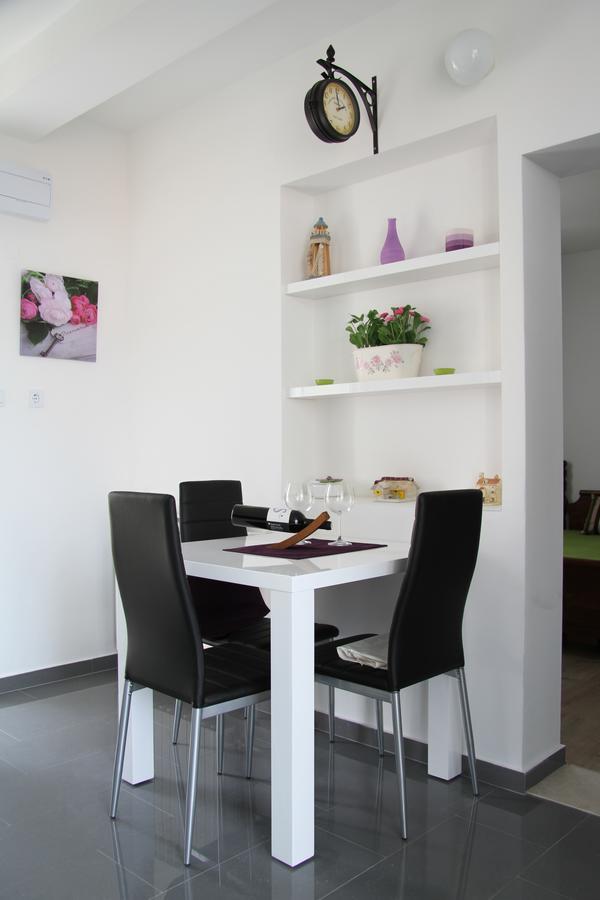 Apartment Paula With Private Jacuzzi And Parking- Near The Beach Zadar Exteriör bild
